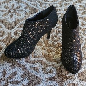 EUC - Maurices | Lacey Black and Gold Heels Size 7.5